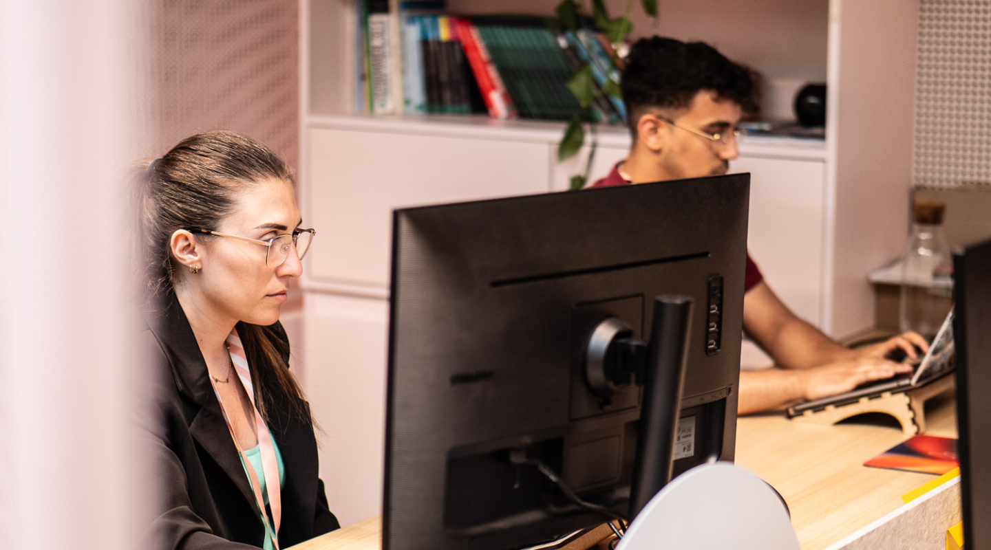 Photo de deux personnes dans un bureau à La Grand Poste