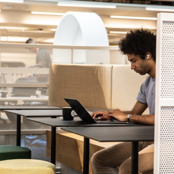 Photo d'un coworker sur son ordinateur dans le coworking de La Grand Poste