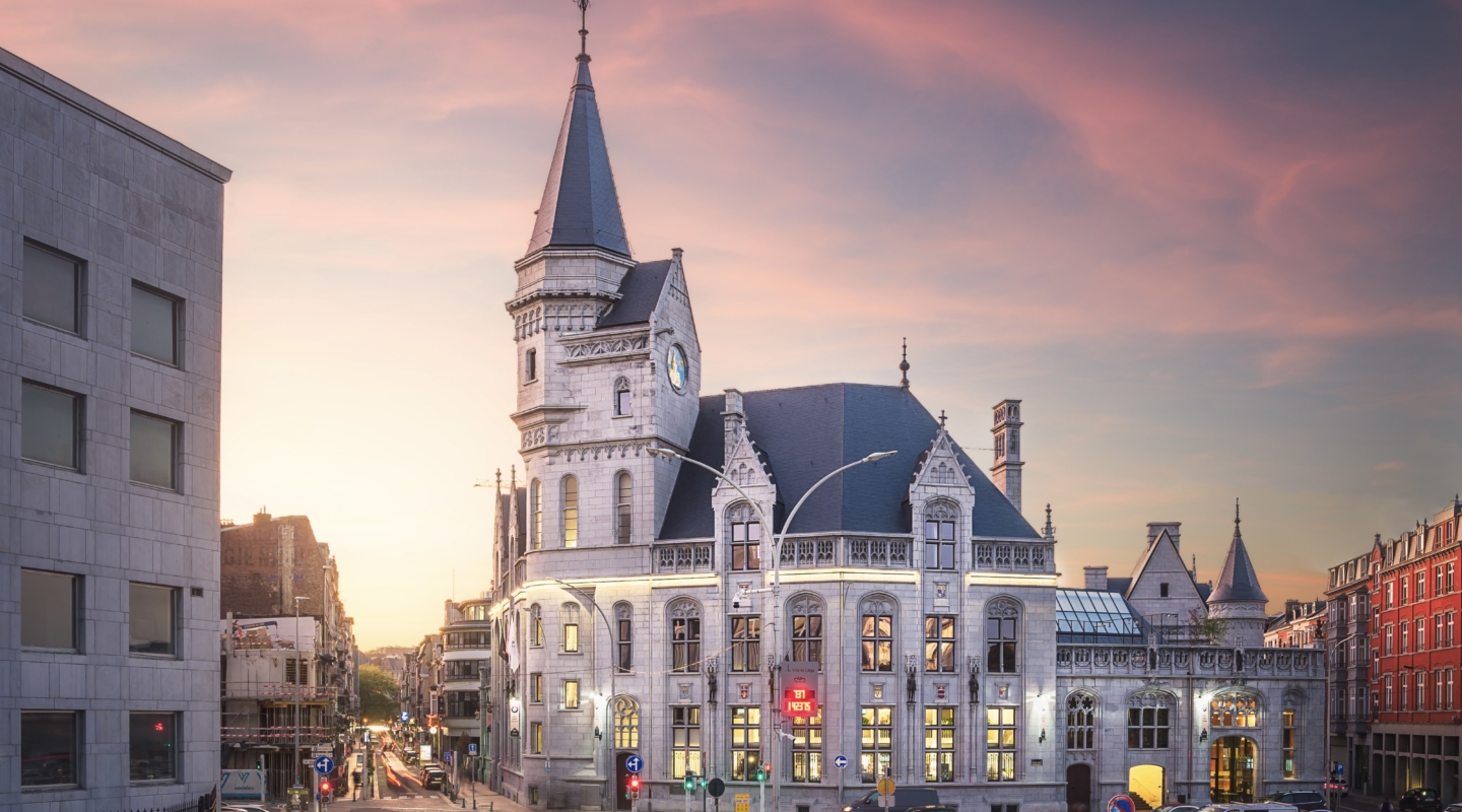 Photo du bâtiment de La Grand Poste en soirée