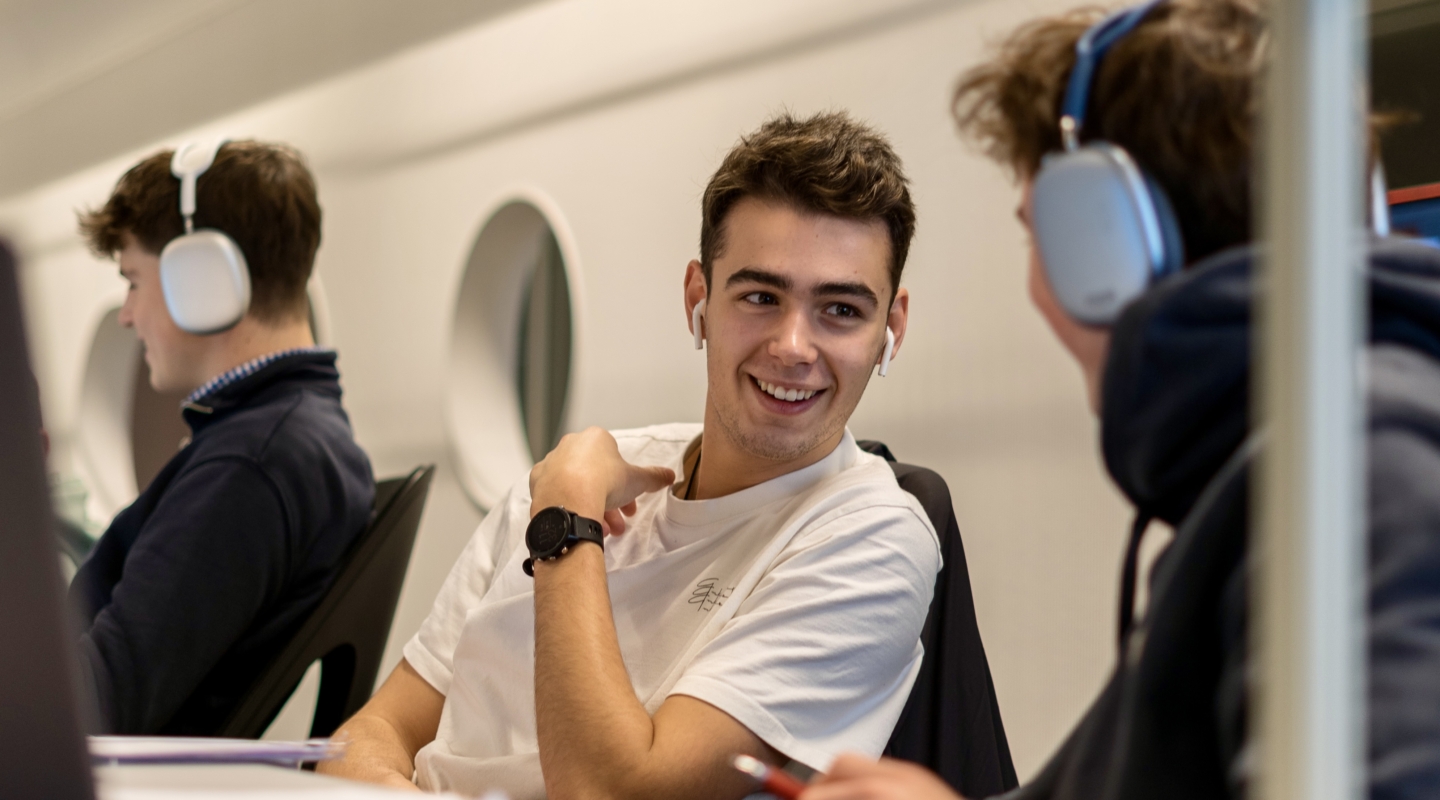 Photo de deux coworkers qui rigolent