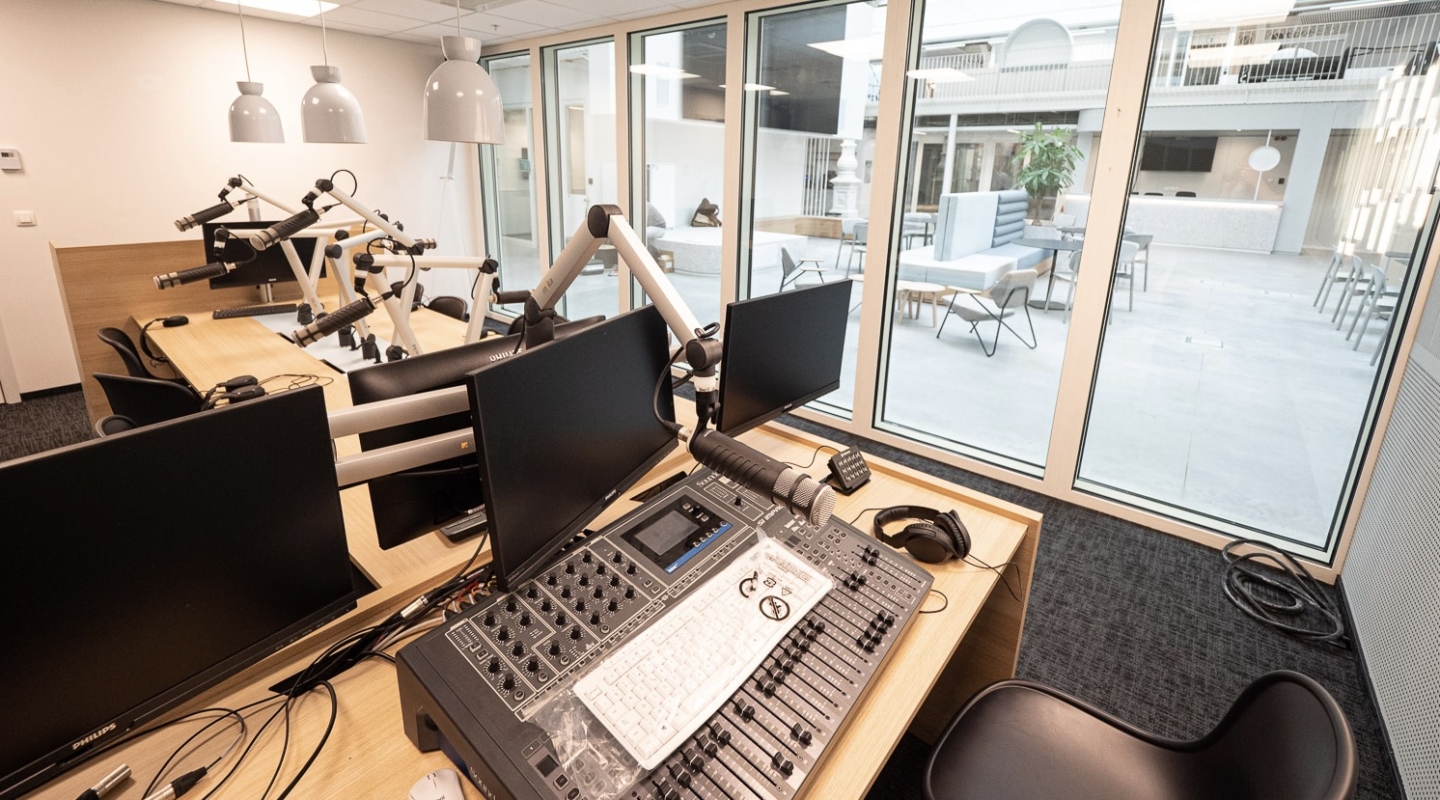 Photo du studio de 48FM, situé à côté du coworking de La Grand Poste