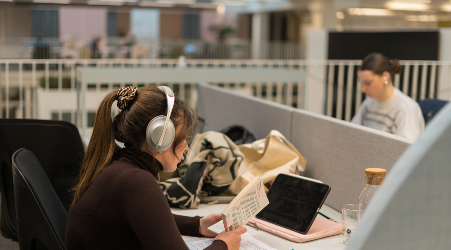 Photo d'une coworkeuse en train de lire un livre