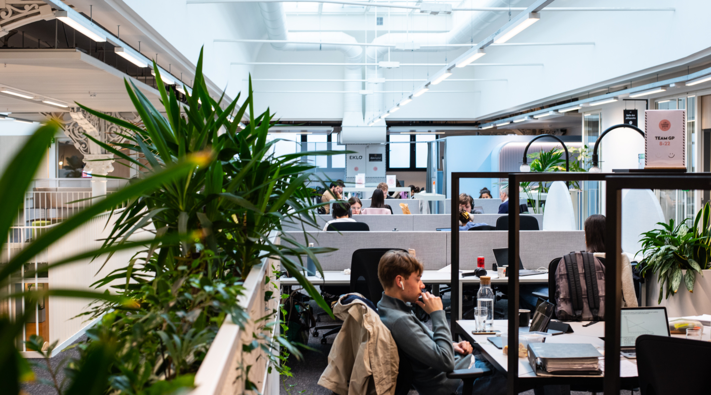 Photo d'un coworker qui étudie au coworking de La Grand Poste