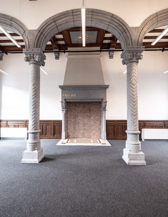 Photo de la salle de la cheminée à La Grand Poste