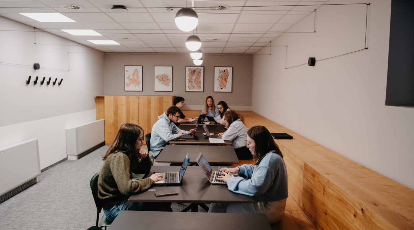 Photo de personnes travaillant dans la salle de réunion de 18 personnes de La Grand Poste.