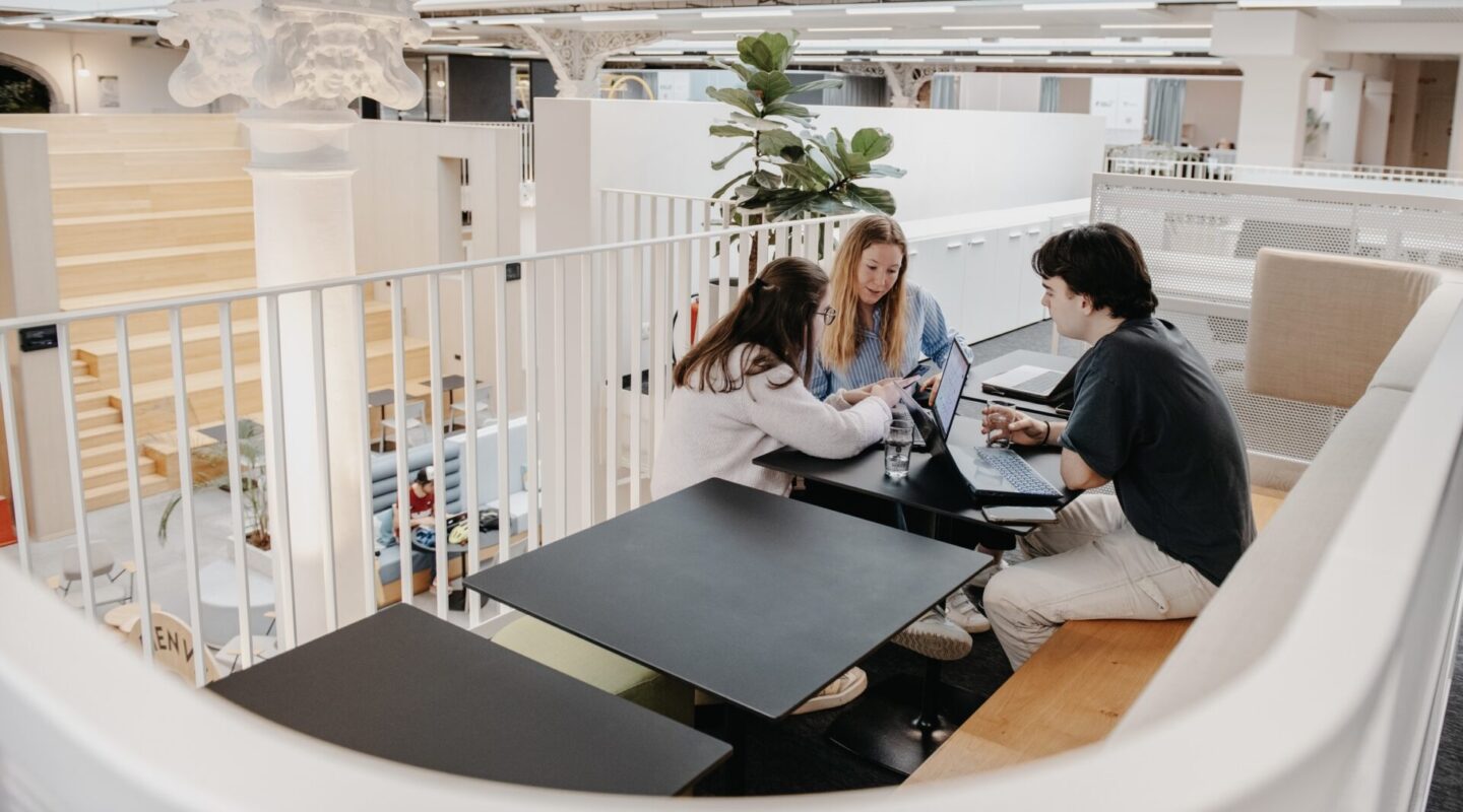 Photo représentant 3 personnes qui travaillent au coworking de La Grand Poste