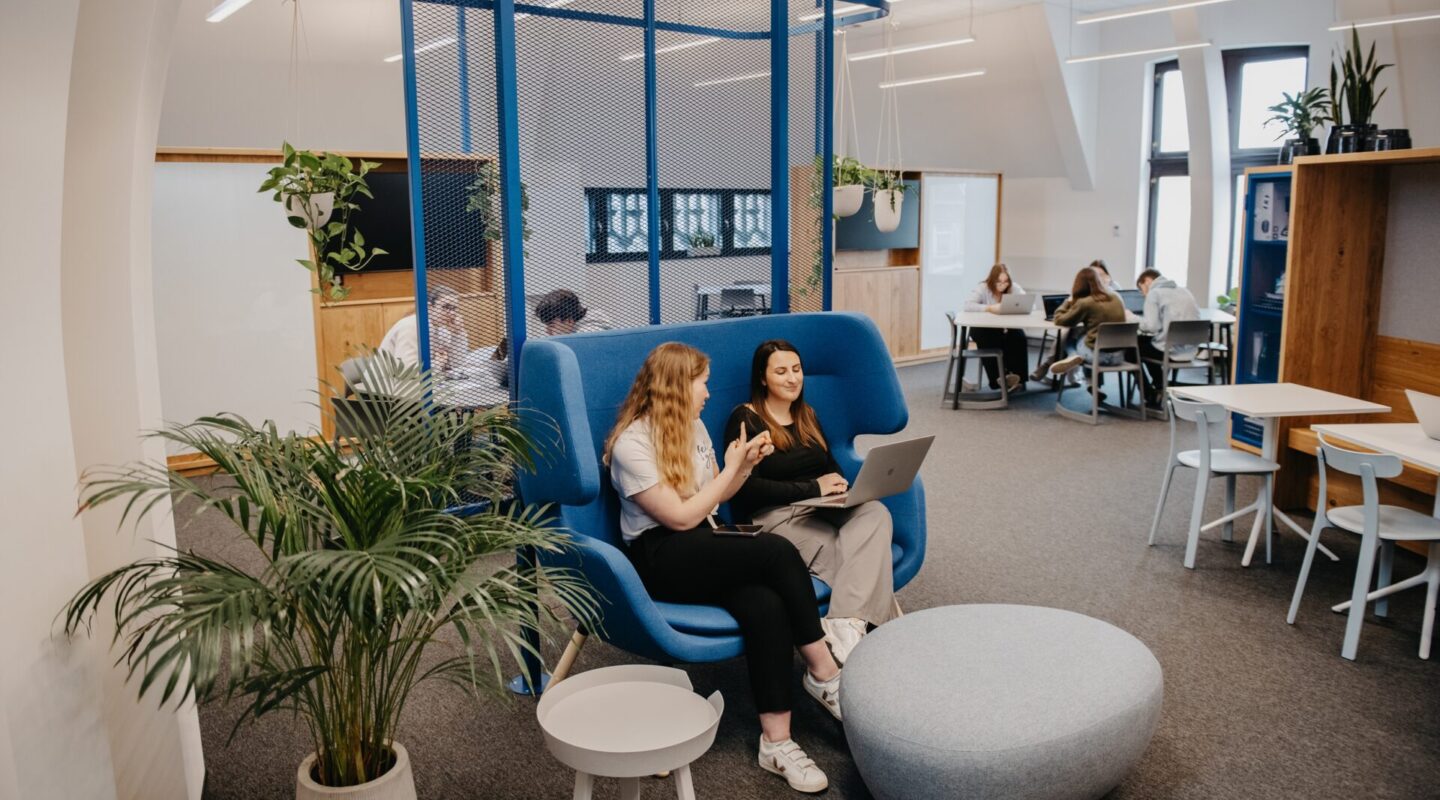 Photo de personnes qui travaillent dans l'incubateur, le petit coworking de La Grand Poste